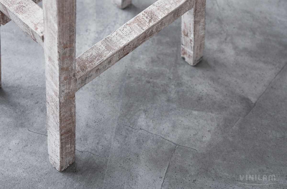 Кварцвиниловая плитка Vinilam клеевая Ceramo Stone Glue Серый Бетон 61602 950×480×2,5 фото в интерьере