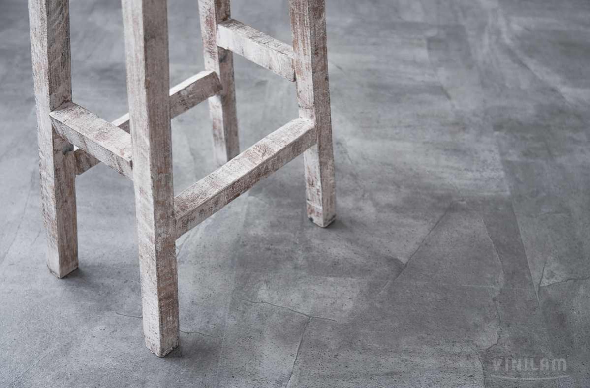 Кварцвиниловая плитка Vinilam клеевая Ceramo Stone Glue Серый Бетон 61602 950×480×2,5 фото в интерьере