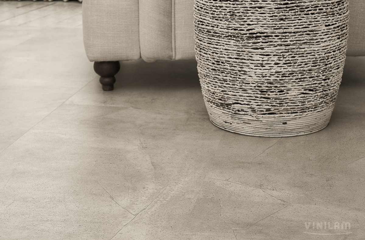 Кварцвиниловая плитка Vinilam клеевая Ceramo Stone Glue Бетонная смесь 61603 950×480×2,5 фото в интерьере