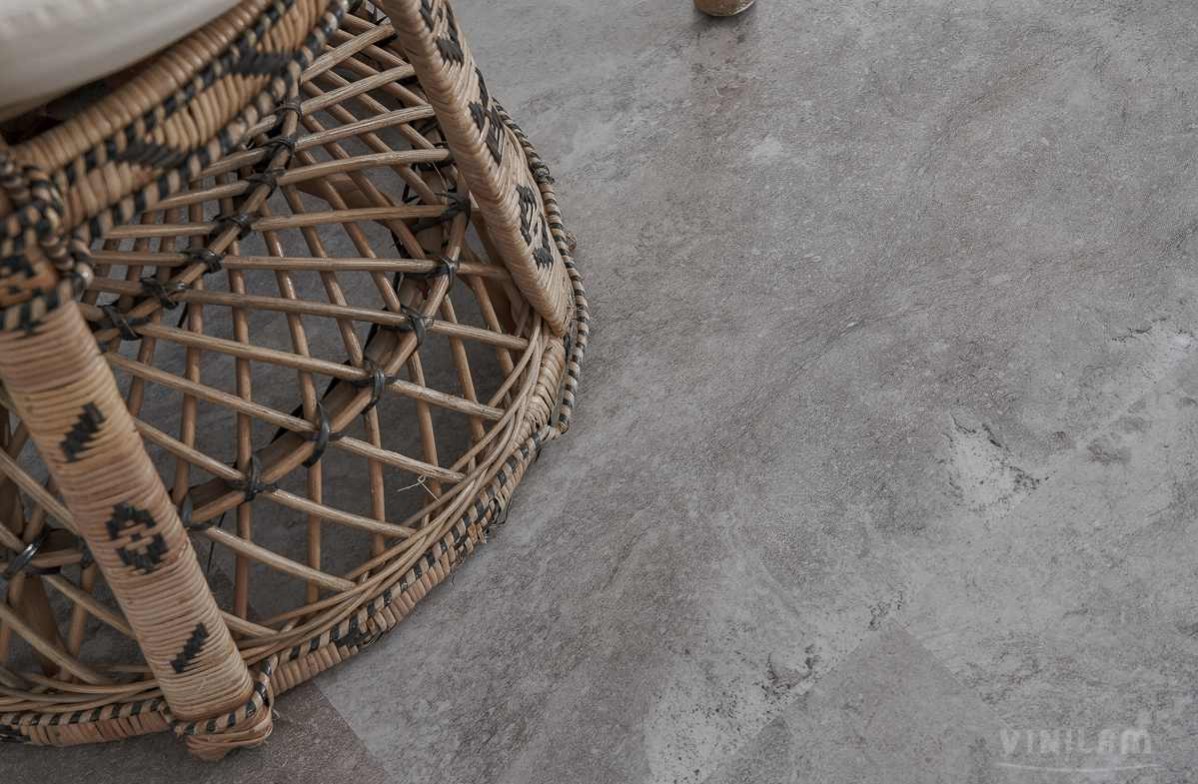 Кварцвиниловая плитка Vinilam клеевая Ceramo Stone Glue Сланцевый Камень 61605 950×480×2,5 фото в интерьере