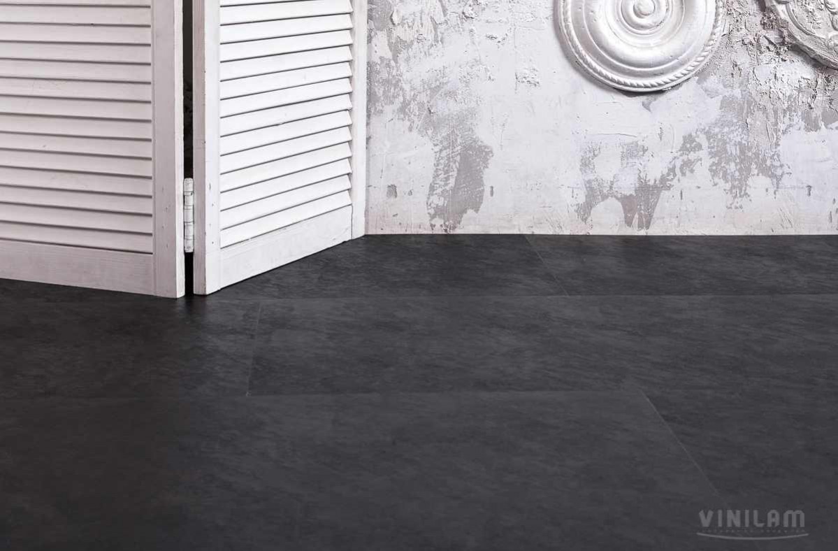 Кварцвиниловая плитка Vinilam клеевая Ceramo Stone Glue Сланцевый Черный 61607 950×475×2,5 фото в интерьере