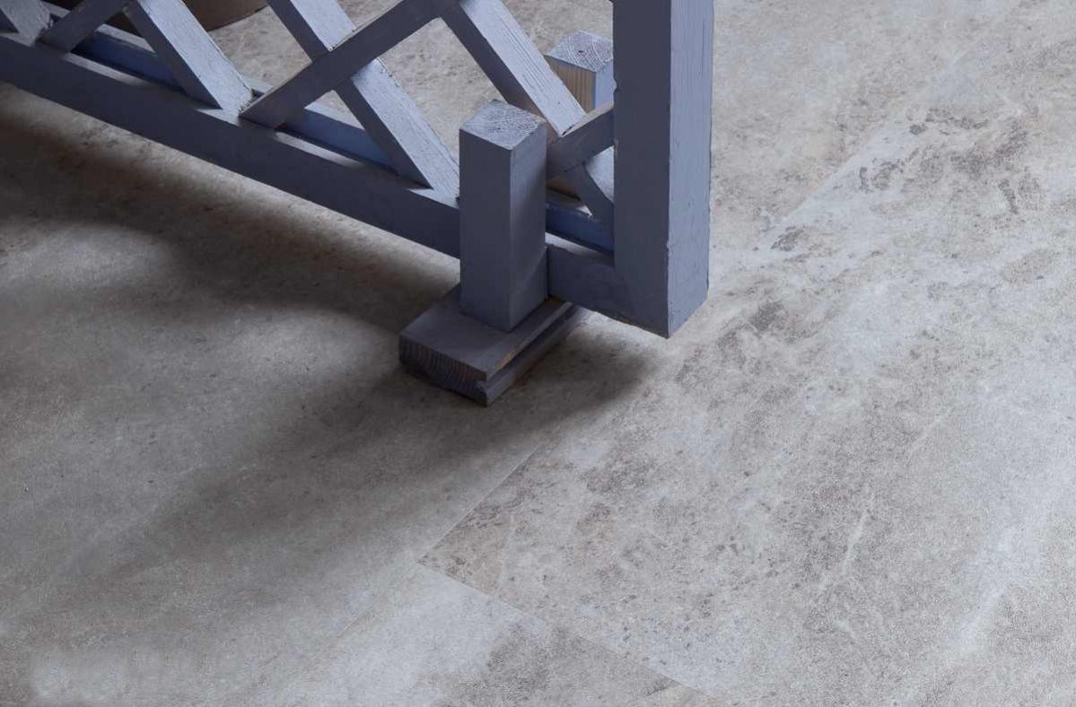Кварцвиниловая плитка Vinilam клеевая Ceramo Stone Glue Натуральный Камень 61608 950×480×2,5 фото в интерьере