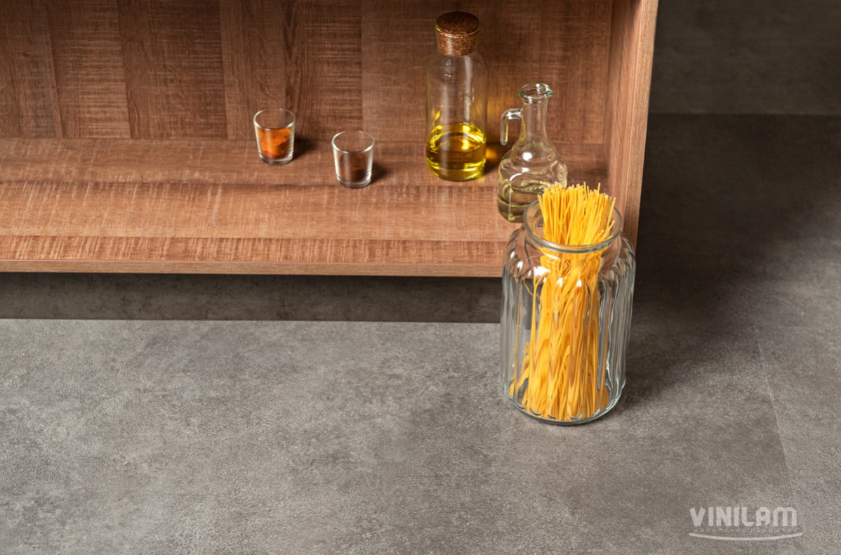 Кварцвиниловая плитка Vinilam клеевая Ceramo Stone Glue Цемент Cтальной 71610 950×475×2,5 фото в интерьере