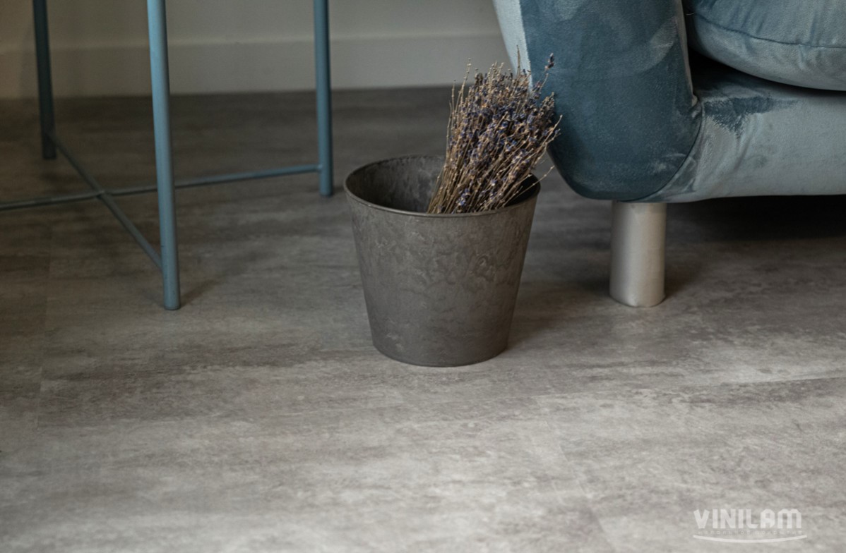 Кварцвиниловая плитка Vinilam клеевая Ceramo Stone Glue Цемент Светлый 71614 950×475×2,5 фото в интерьере