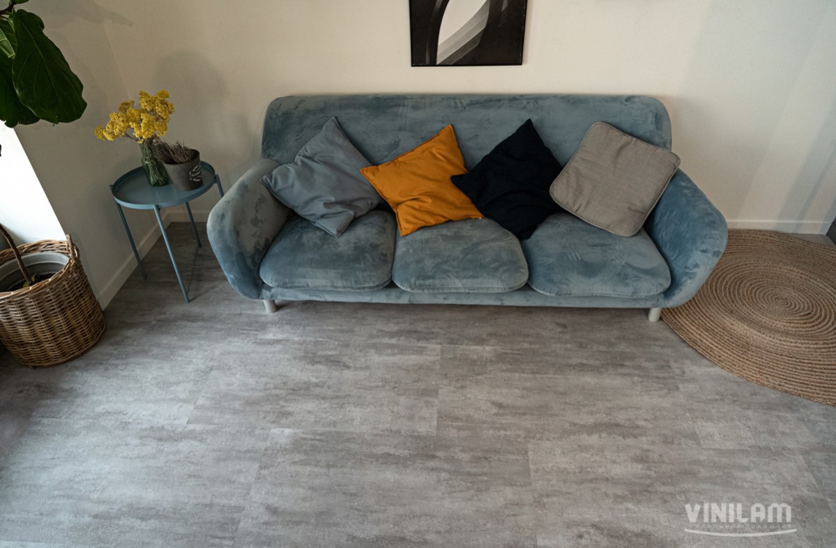 Кварцвиниловая плитка Vinilam клеевая Ceramo Stone Glue Цемент Светлый 71614 950×475×2,5 фото в интерьере