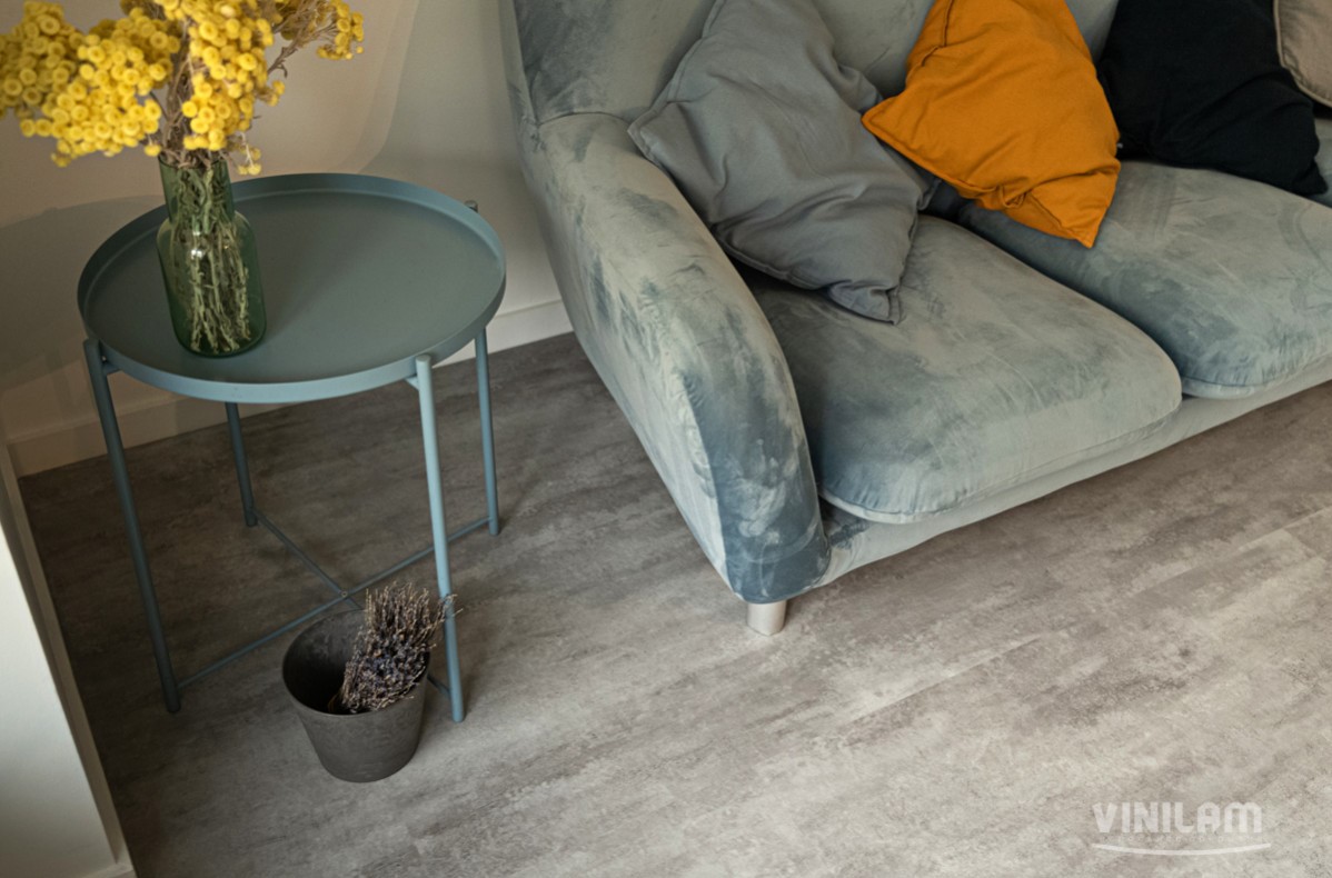 Кварцвиниловая плитка Vinilam клеевая Ceramo Stone Glue Цемент Светлый 71614 950×475×2,5 фото в интерьере