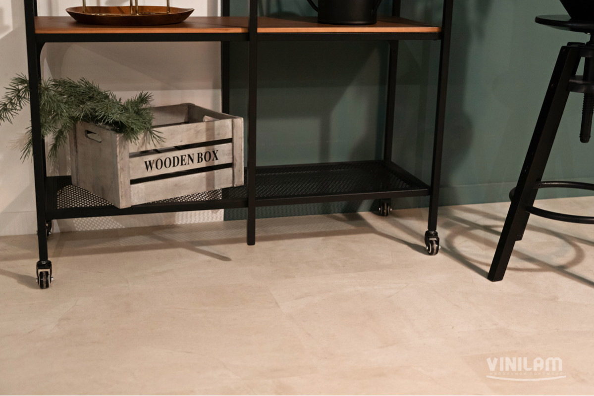 Кварцвиниловая плитка Vinilam клеевая Ceramo Stone Glue Бетон Белый 71615 950×475×2,5 фото в интерьере