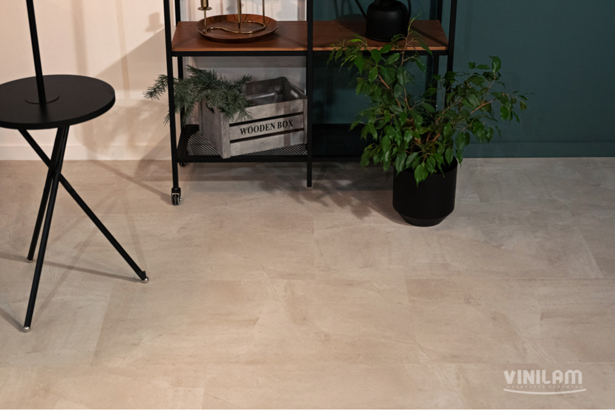Кварцвиниловая плитка Vinilam клеевая Ceramo Stone Glue Бетон Белый 71615 950×475×2,5 фото в интерьере