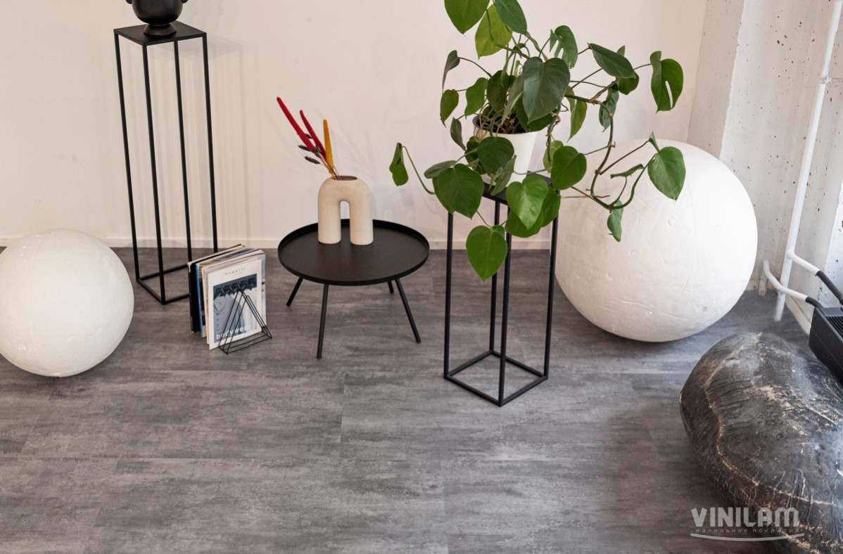 Кварцвиниловая плитка Vinilam клеевая Ceramo Stone Glue Цемент Серый 71616 950×480×2,5 фото в интерьере