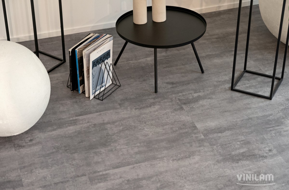 Кварцвиниловая плитка Vinilam клеевая Ceramo Stone Glue Цемент Серый 71616 950×480×2,5 фото в интерьере