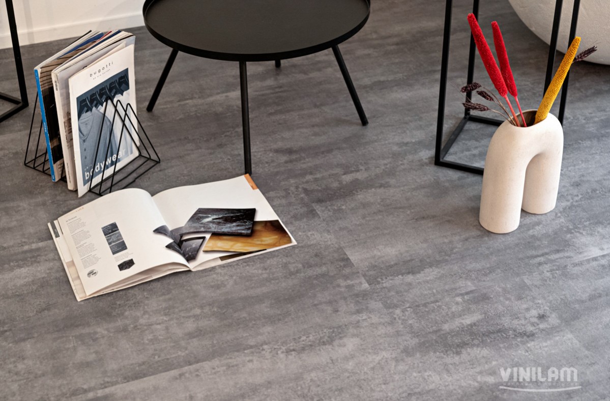 Кварцвиниловая плитка Vinilam клеевая Ceramo Stone Glue Цемент Серый 71616 950×480×2,5 фото в интерьере
