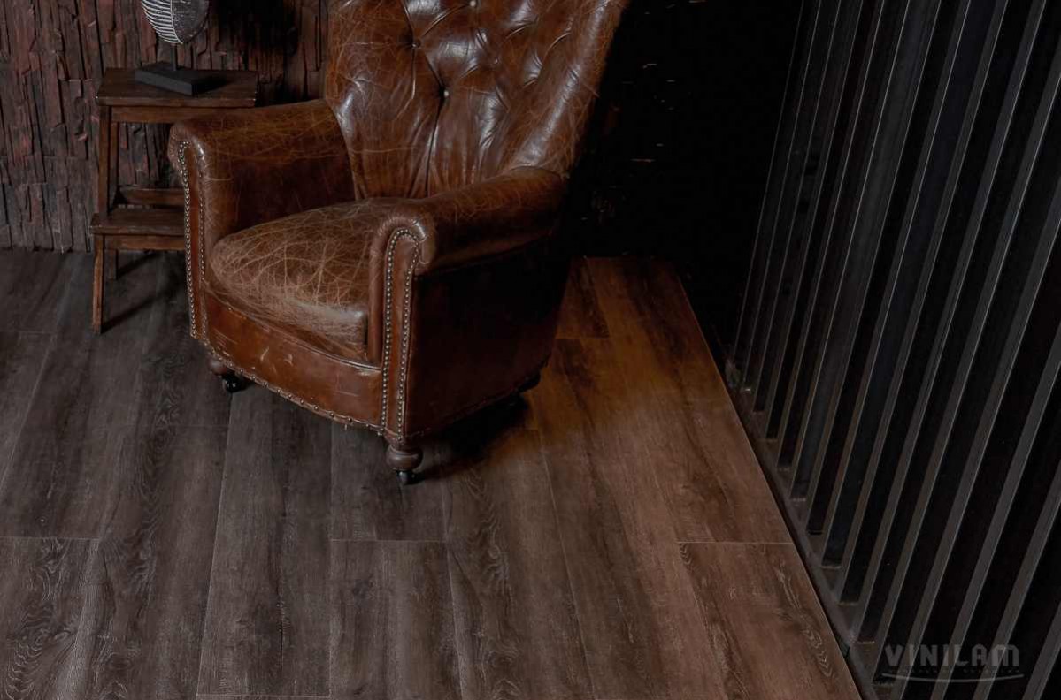 Кварцвиниловый SPC ламинат Vinilam Ceramo XXL Дуб Лугано 8890-EIR 1520×225×5,5 фото в интерьере