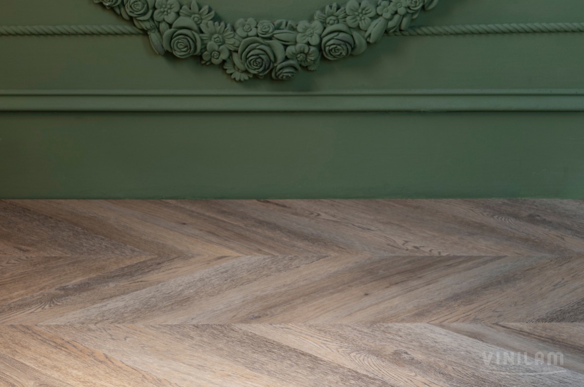Кварцвиниловый SPC ламинат Vinilam Parquet Chevron Шеврон Шампань RI153616CL4 французская елка 1293×305×8,5 фото в интерьере
