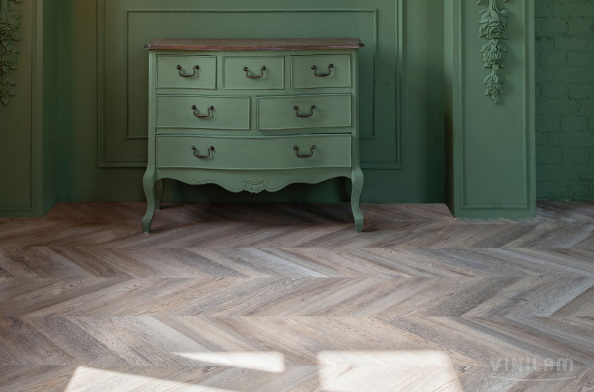 Кварцвиниловый SPC ламинат Vinilam Parquet Chevron Шеврон Шампань RI153616CL4 французская елка 1293×305×8,5 фото в интерьере