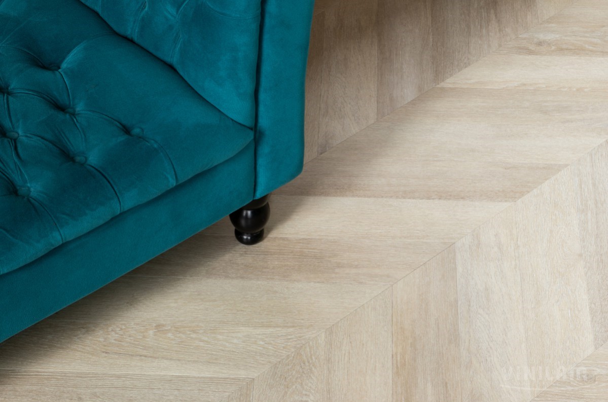Кварцвиниловый SPC ламинат Vinilam Parquet Chevron Шеврон Сезар RI4445118CL4 французская елка 1293×305×8,5 фото в интерьере