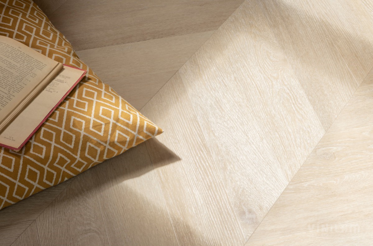 Кварцвиниловый SPC ламинат Vinilam Parquet Chevron Шеврон Сезар RI4445118CL4 французская елка 1293×305×8,5 фото в интерьере