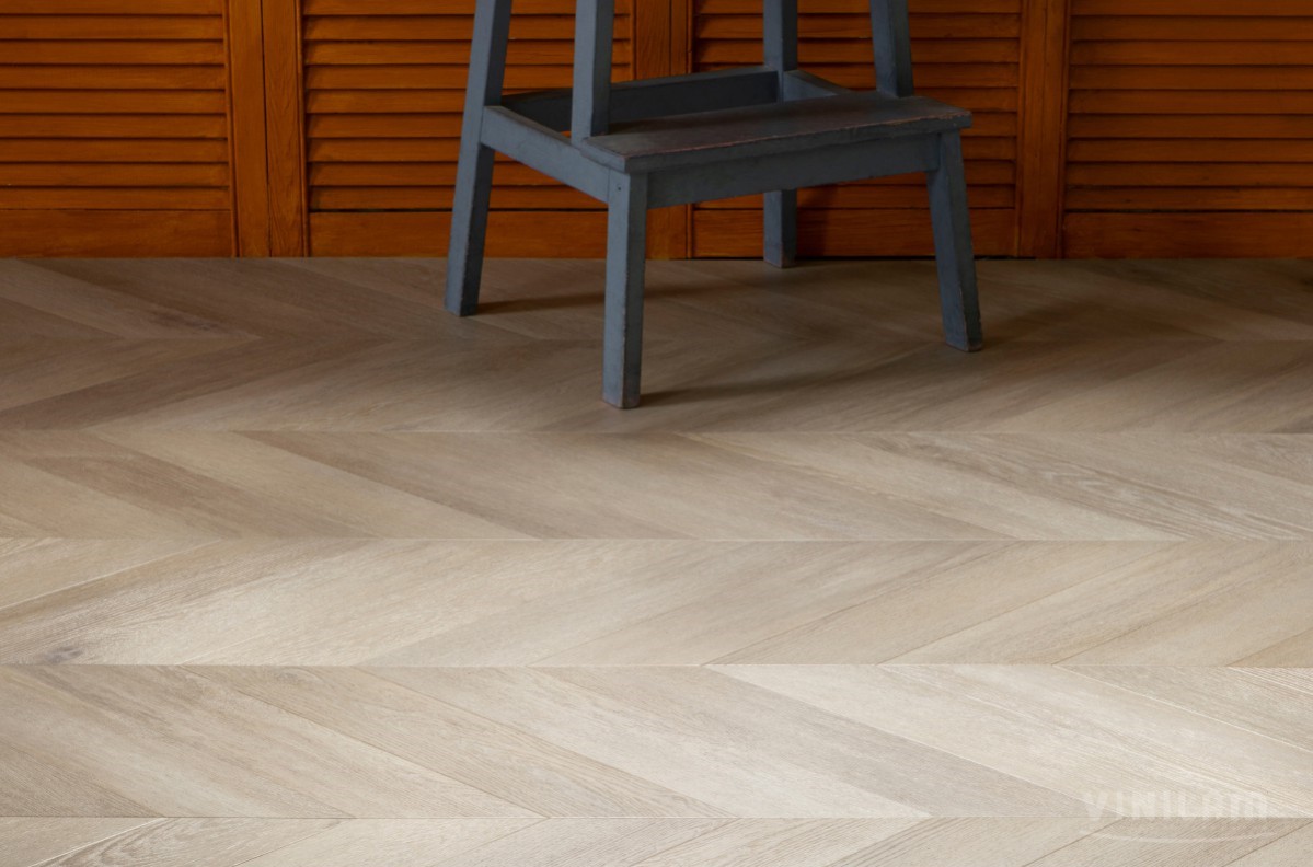 Кварцвиниловый SPC ламинат Vinilam Parquet Chevron Шеврон Сезар RI4445118CL4 французская елка 1293×305×8,5 фото в интерьере