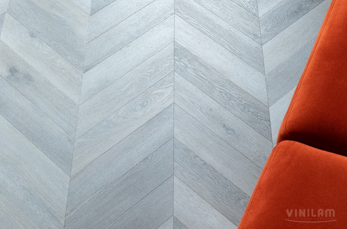 Кварцвиниловый SPC ламинат Vinilam Parquet Chevron Шеврон Легран RI444515CL4 французская елка 1293×305×8,5 фото в интерьере