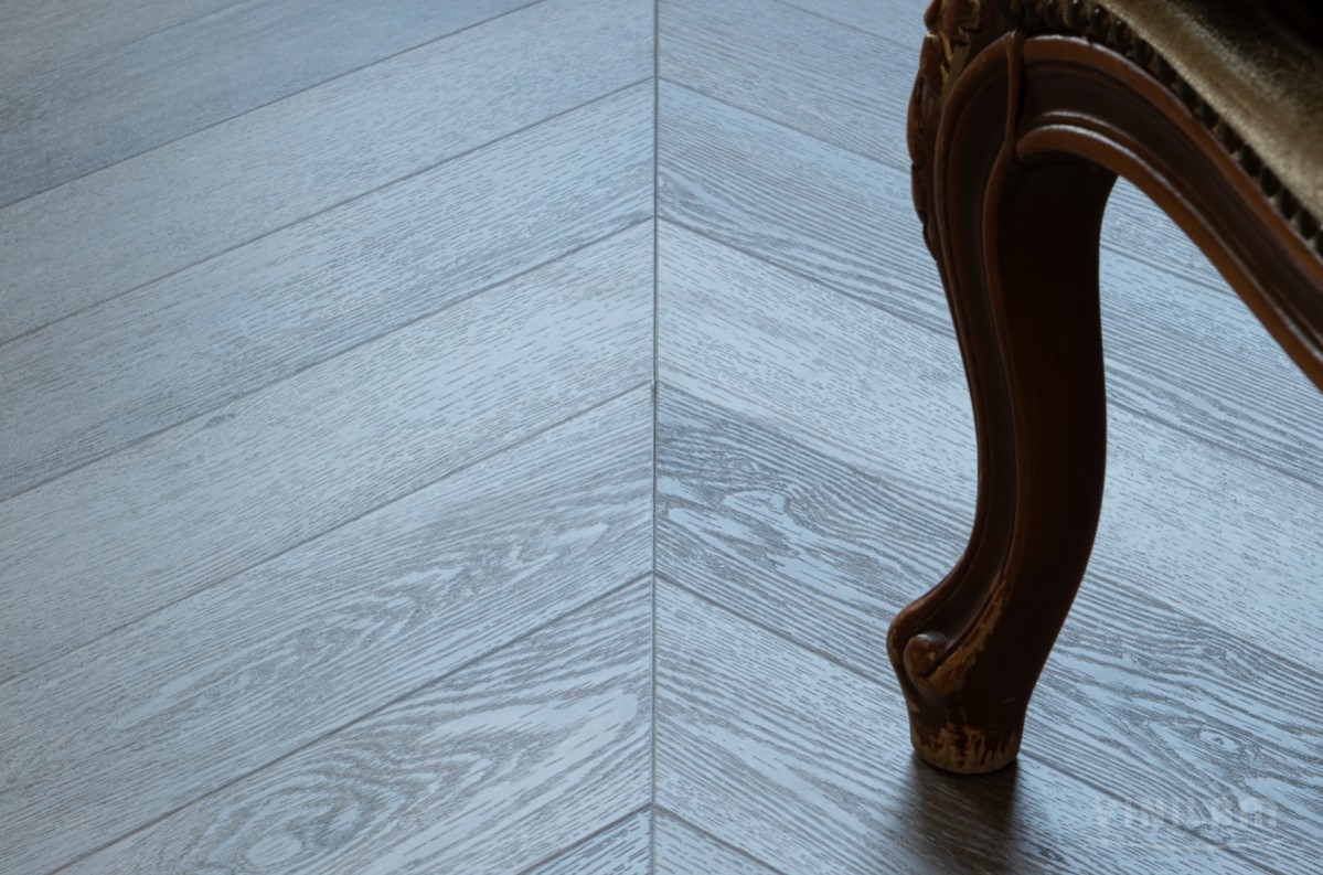 Кварцвиниловый SPC ламинат Vinilam Parquet Chevron Шеврон Легран RI444515CL4 французская елка 1293×305×8,5 фото в интерьере