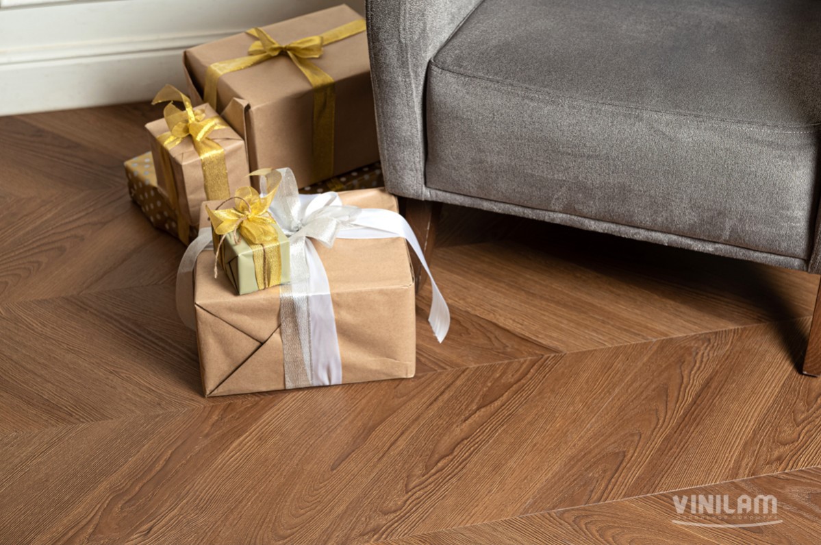 Кварцвиниловый SPC ламинат Vinilam Parquet Chevron Шеврон Плезир I1651102 французская елка 1293×305×8,5 фото в интерьере