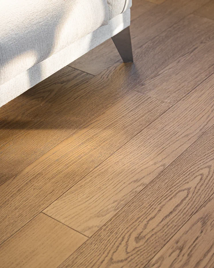 Композитная паркетная доска Quartz Parquet Классик Дуб карельский 419 400-1220×152×7 фото в интерьере Композитная паркетная доска Quartz Parquet Классик Дуб карельский 419 400-1220×152×7 фото в интерьере