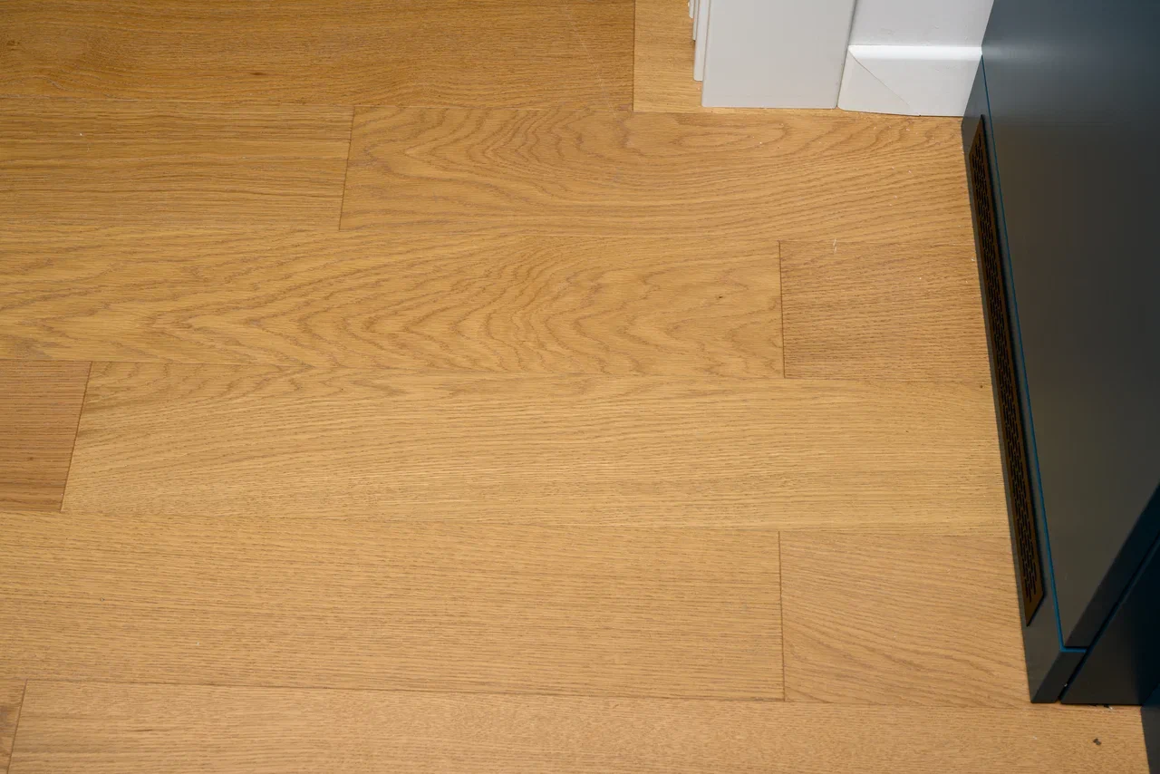 Композитная паркетная доска Quartz Parquet Классик Дуб медовый раф 463 400-1220×152×7 фото в интерьере Композитная паркетная доска Quartz Parquet Классик Дуб медовый раф 463 400-1220×152×7 фото в интерьере