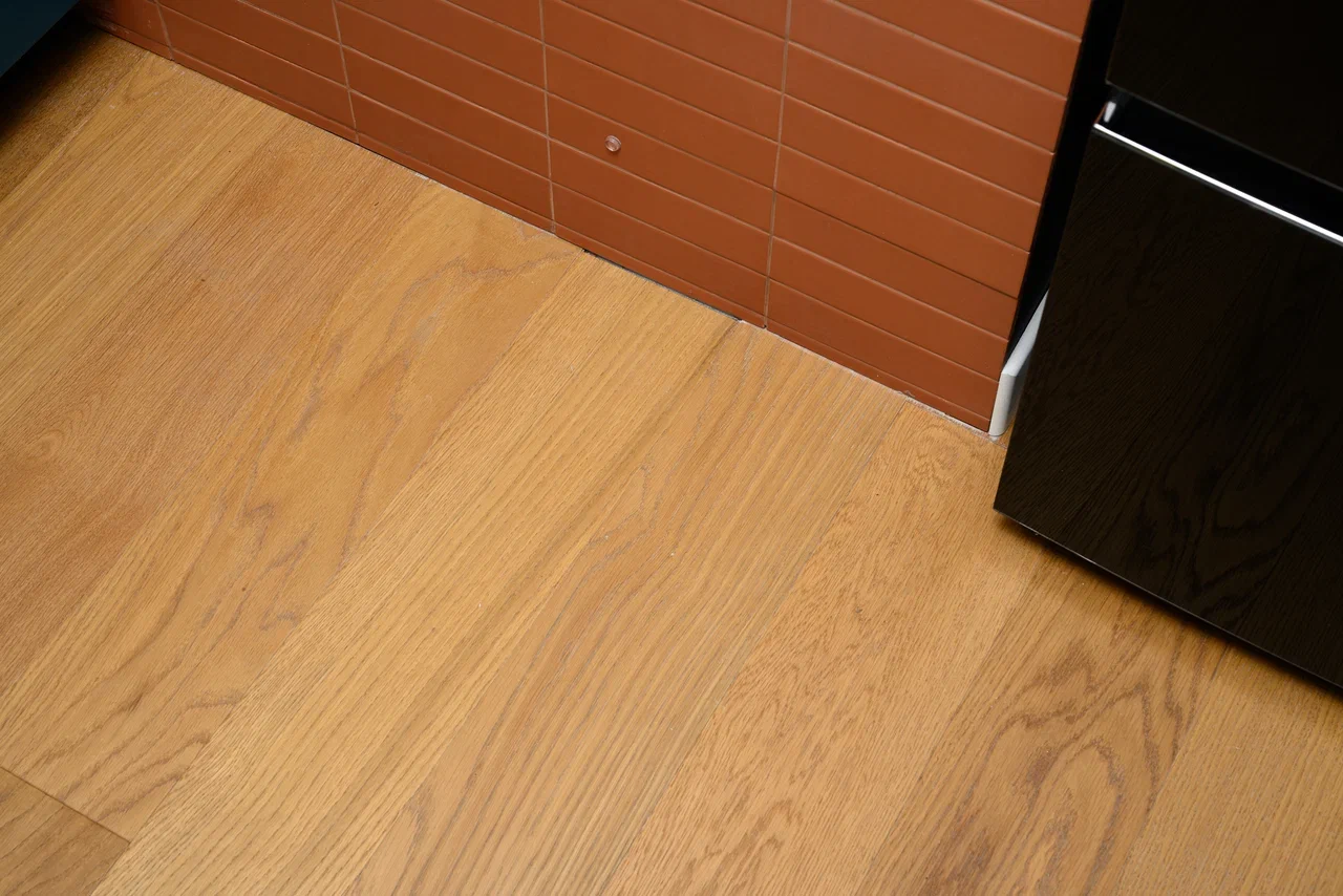 Композитная паркетная доска Quartz Parquet Классик Дуб медовый раф 463 400-1220×152×7 фото в интерьере Композитная паркетная доска Quartz Parquet Классик Дуб медовый раф 463 400-1220×152×7 фото в интерьере