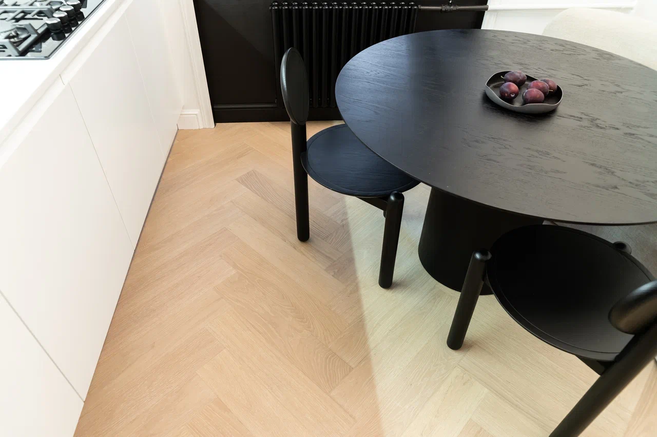 Композитная паркетная доска Quartz Parquet Елка Дуб испанский 33-404 венгерская елка 635×127×5 фото в интерьере Композитная паркетная доска Quartz Parquet Елка Дуб испанский 33-404 венгерская елка 635×127×5 фото в интерьере