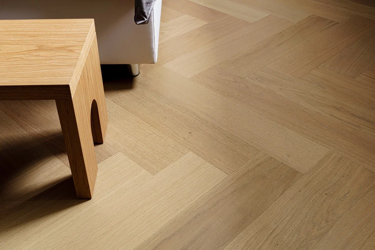 Композитная паркетная доска Quartz Parquet Елка Дуб лимба 33-405 венгерская елка 635×127×5 фото в интерьере Композитная паркетная доска Quartz Parquet Елка Дуб лимба 33-405 венгерская елка 635×127×5 фото в интерьере