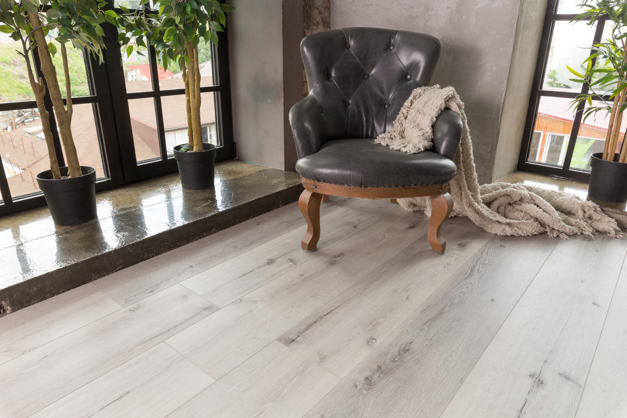 Кварцвиниловый SPC ламинат Aquafloor RealWood XL AF8005XL 1524×228×8 фото в интерьере