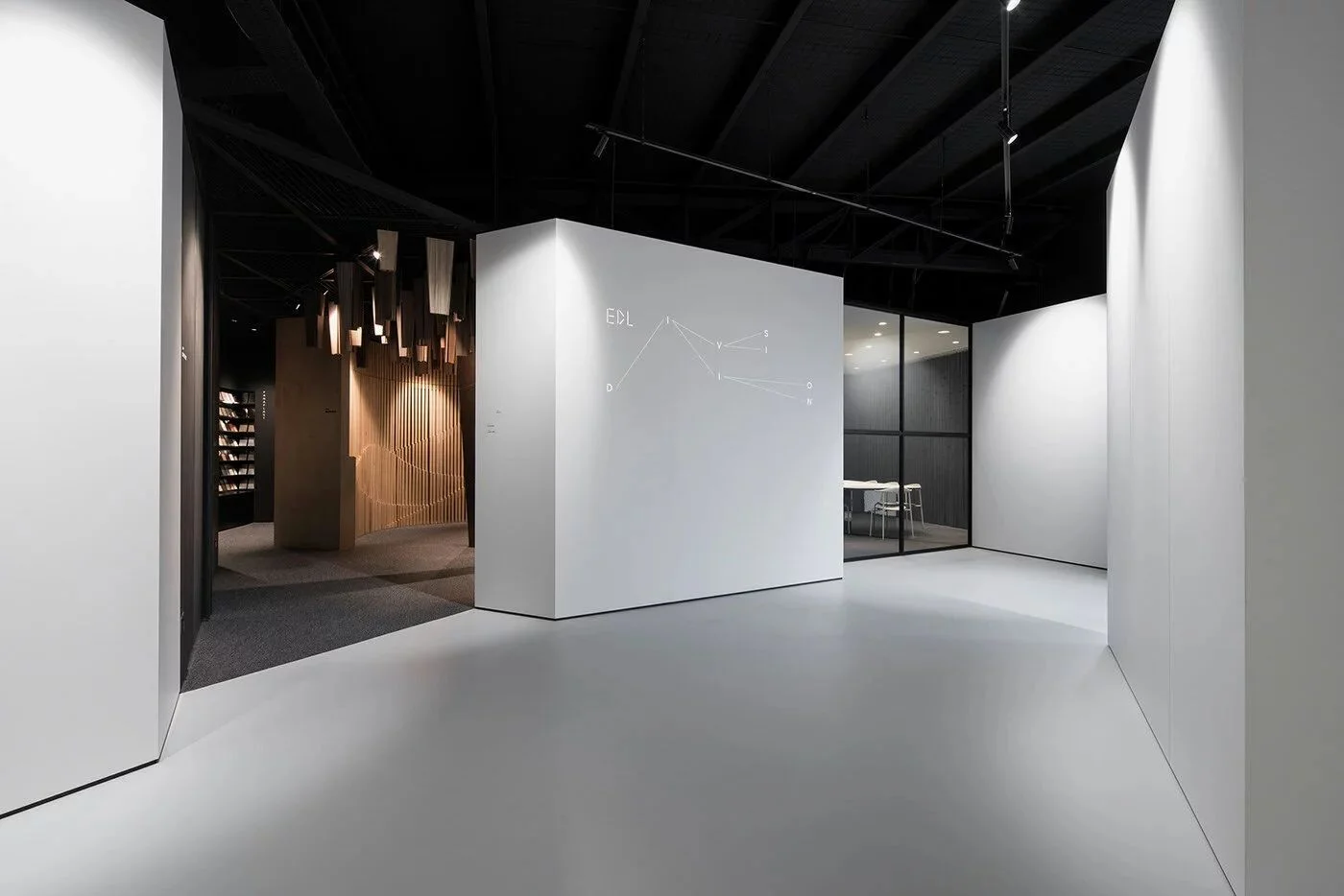 Плинтус алюминиевый теневой Laconistiq Regular Черный 31-11-300 3000×45×15 фото в интерьере Плинтус алюминиевый теневой Laconistiq Regular Черный 31-11-300 3000×45×15 фото в интерьере