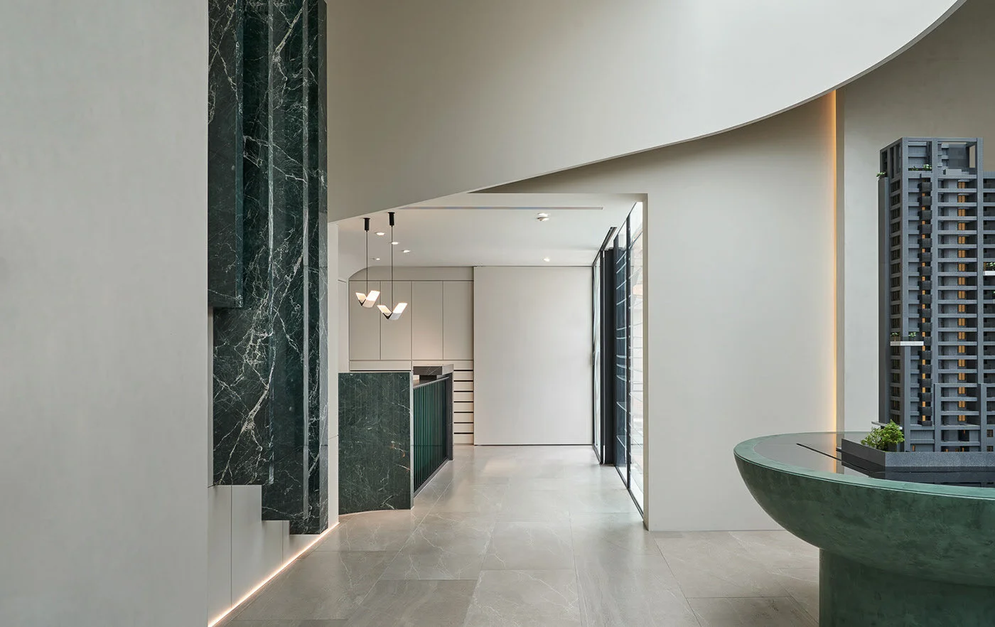 Плинтус алюминиевый теневой с подсветкой Laconistiq Light Черный муар RAL 9005 33-31-300 3000×41,3×15 фото в интерьере Плинтус алюминиевый теневой с подсветкой Laconistiq Light Черный муар RAL 9005 33-31-300 3000×41,3×15 фото в интерьере