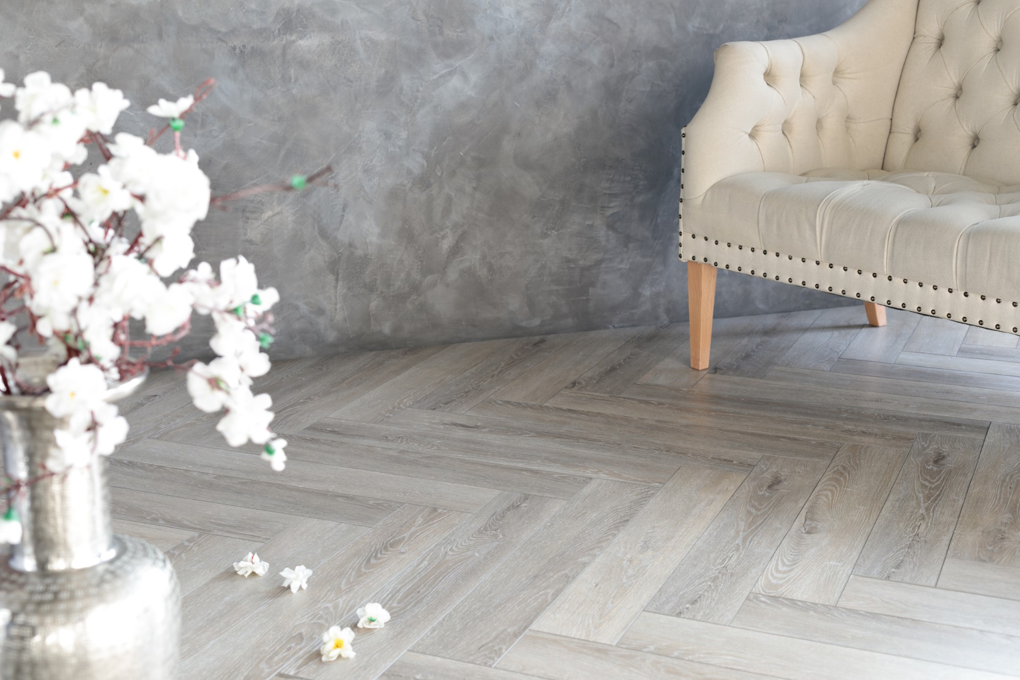 Кварцвиниловый SPC ламинат Aquafloor Parquet Plus AF6012PQ венгерская елка 720×120×7 фото в интерьере
