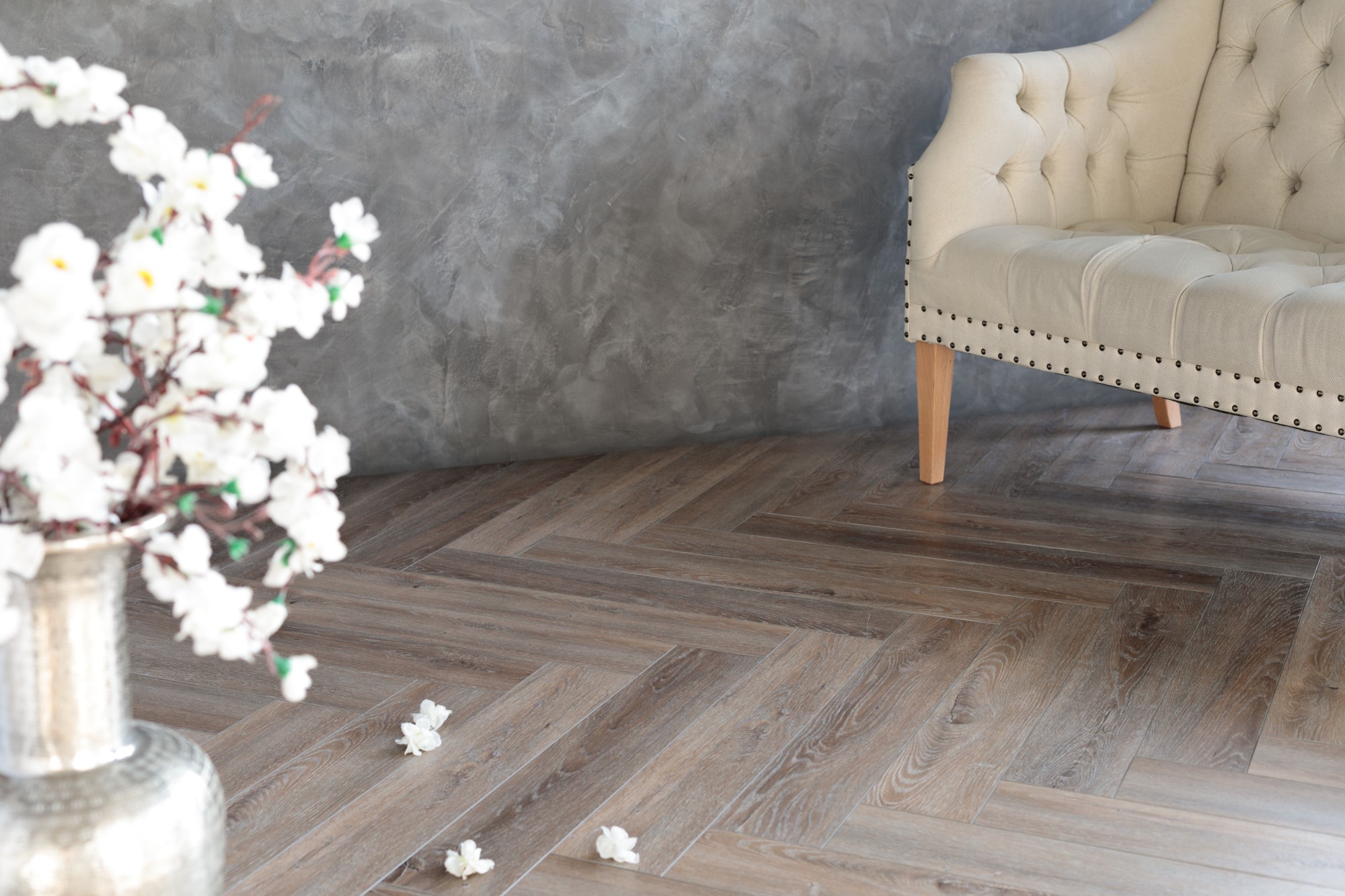 Кварцвиниловый SPC ламинат Aquafloor Parquet Plus AF6013PQ венгерская елка 720×120×7 фото в интерьере
