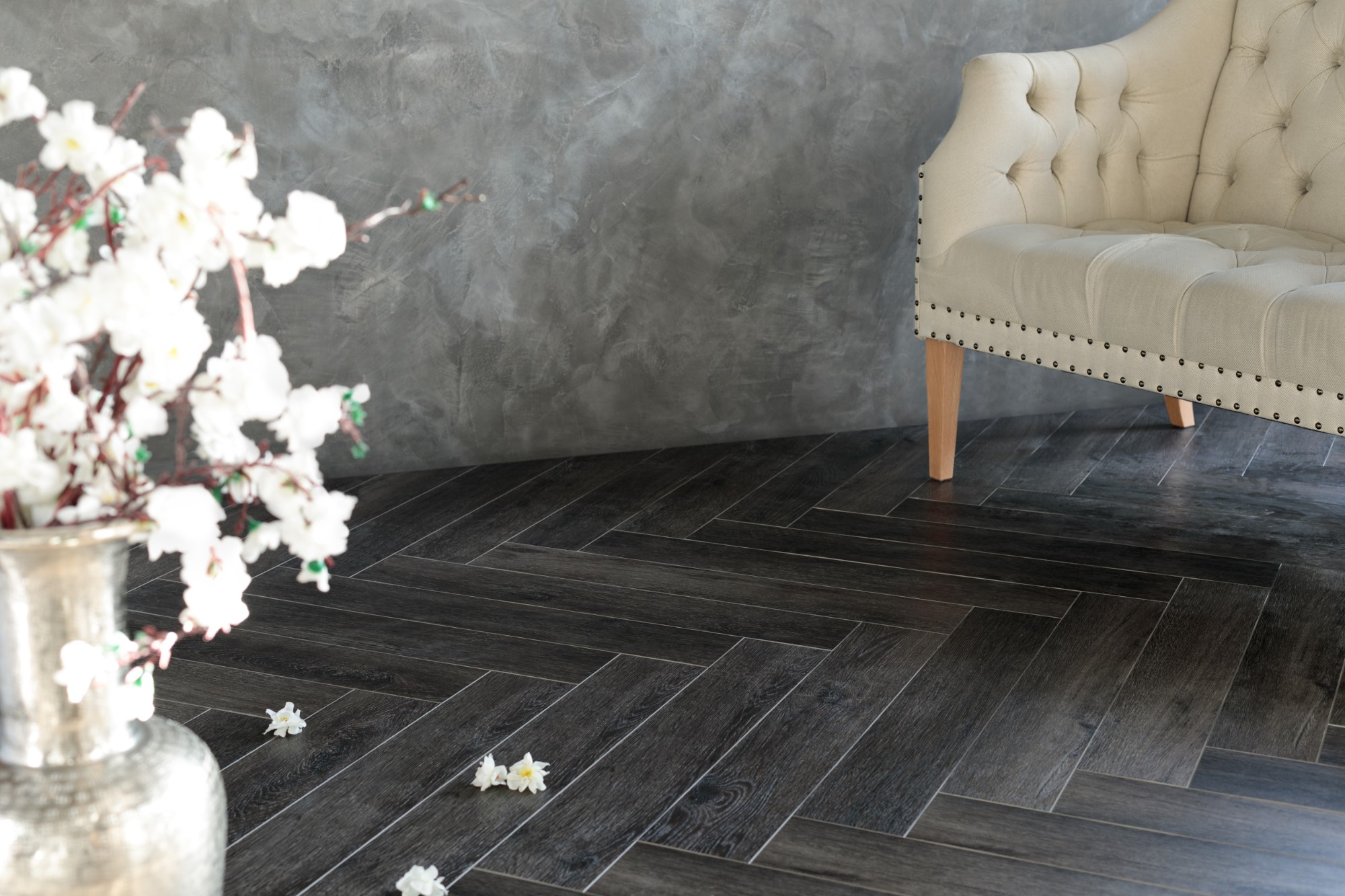 Кварцвиниловый SPC ламинат Aquafloor Parquet Plus AF6015PQ венгерская елка 720×120×7 фото в интерьере