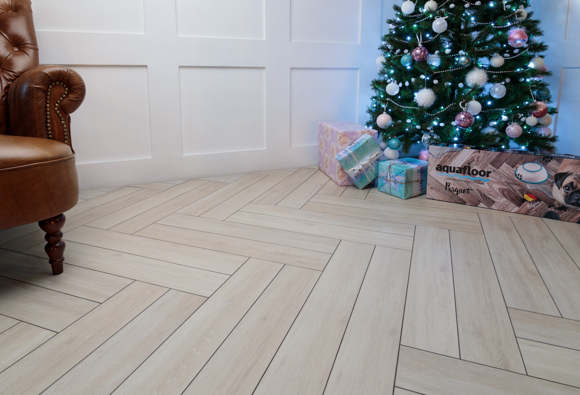 Кварцвиниловый SPC ламинат Aquafloor Parquet Plus AF6017PQ венгерская елка 720×120×7 фото в интерьере