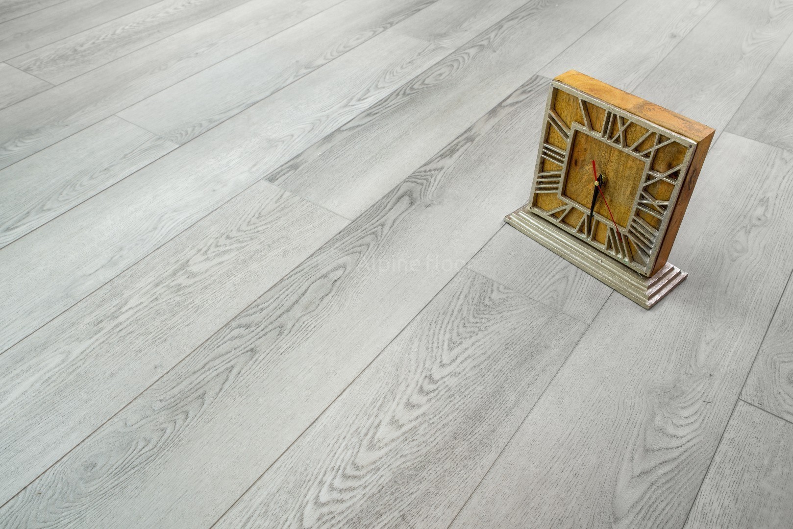 Кварцвиниловый SPC ламинат Alpine Floor Grand Sequoia Superior Aba Дейнтри ECO 11-1203 1524×180×8 фото в интерьере