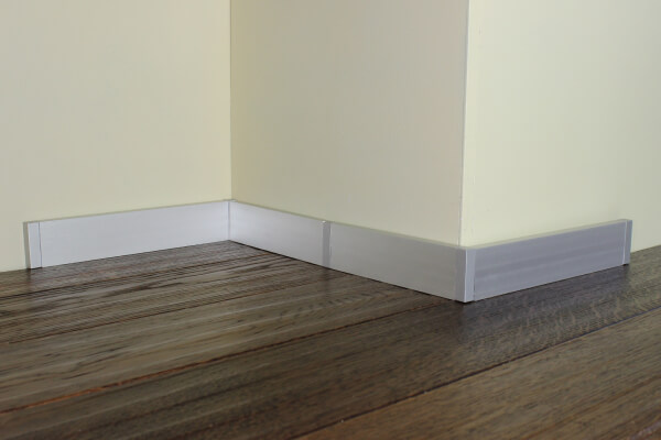 Плинтус алюминиевый Modern Decor C-60 серебро матовое 2950×60×10 фото в интерьере Плинтус алюминиевый Modern Decor C-60 серебро матовое 2950×60×10 фото в интерьере