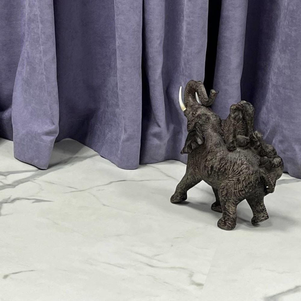 Кварцвиниловый SPC ламинат Vinilam Ceramo Stone Греческий мрамор 87999 940×470×6 фото в интерьере