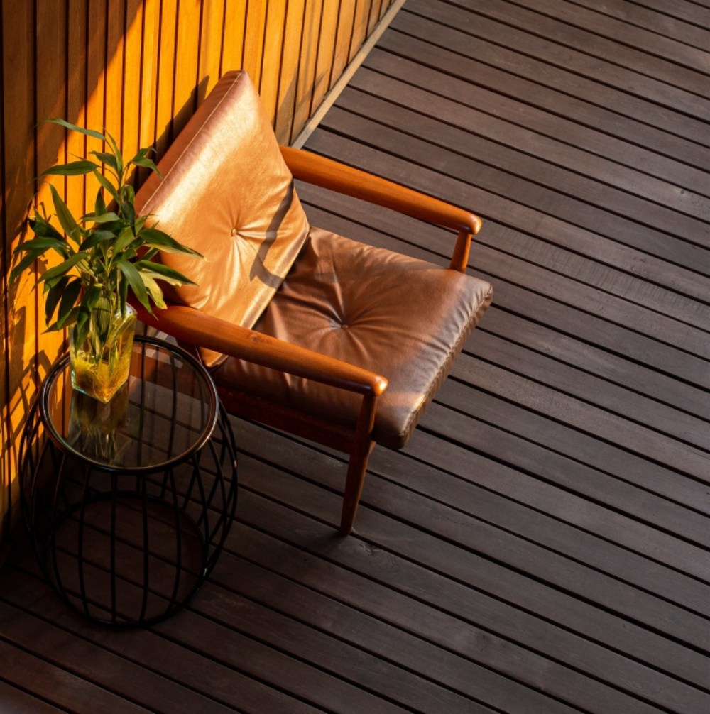Масло для дерева TimberCare Wood Stain цвет Темный шоколад 350090 шелковисто-матовое 0,75 л фото в интерьере