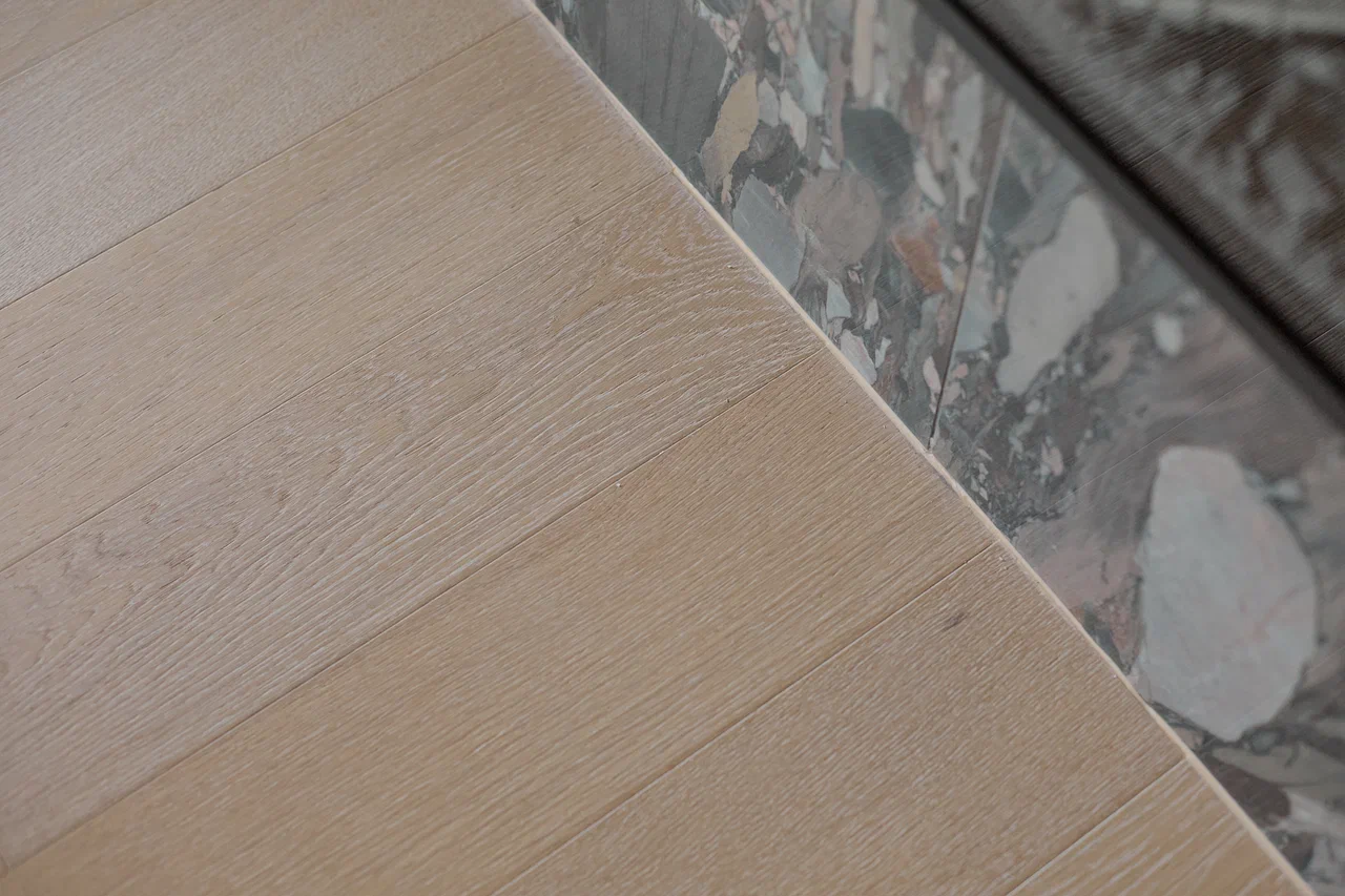 Композитная паркетная доска Quartz Parquet Классик Дуб Хельсинки 1258-58 400-1220×152×5 фото в интерьере Композитная паркетная доска Quartz Parquet Классик Дуб Хельсинки 1258-58 400-1220×152×5 фото в интерьере