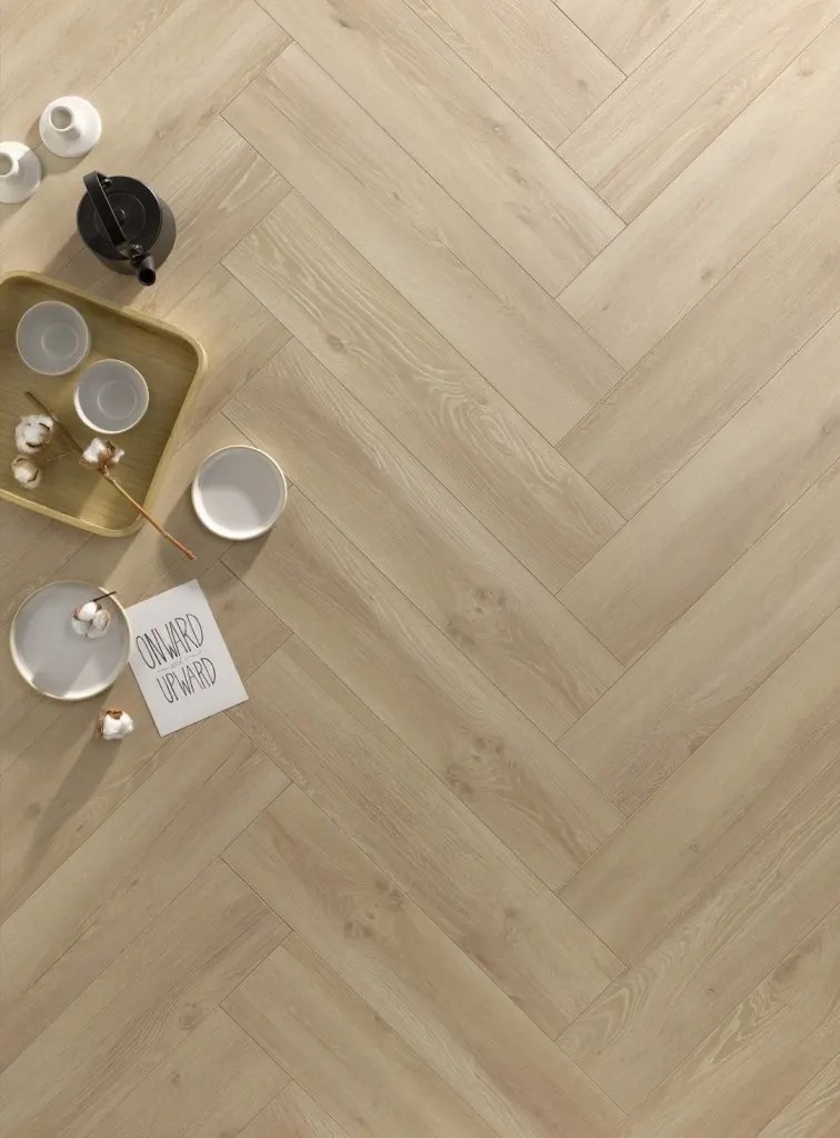 Ламинат Homflor Herringbone 8 BR Galaxy 706 венгерская елка 644×143×8 фото в интерьере