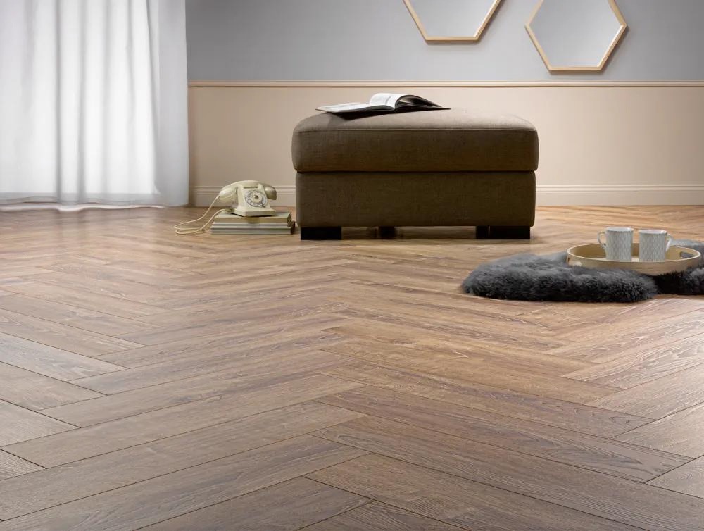 Ламинат Homflor Herringbone 12 BR Balearic Oak 622 венгерская елка 644×143×12 фото в интерьере