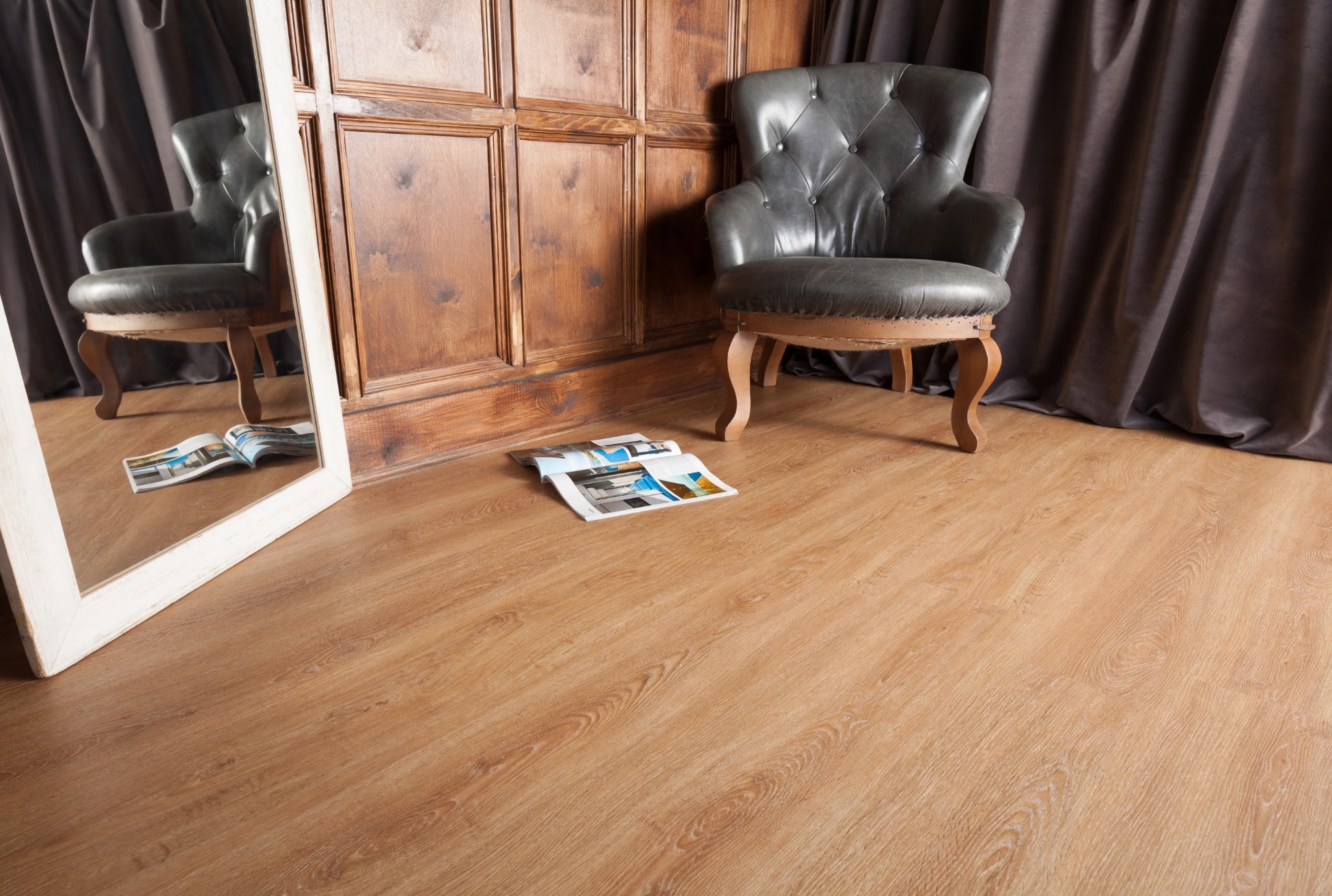 Кварцвиниловый SPC ламинат Aquafloor RealWood AF6052 1220×178×6 фото в интерьере