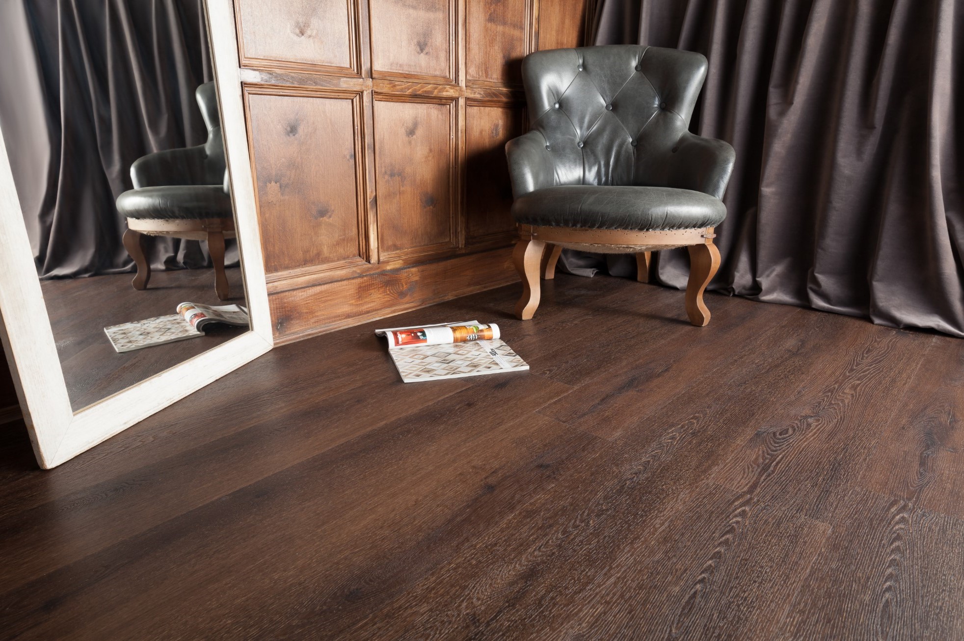 Кварцвиниловый SPC ламинат Aquafloor RealWood AF6043 1220×178×6 фото в интерьере