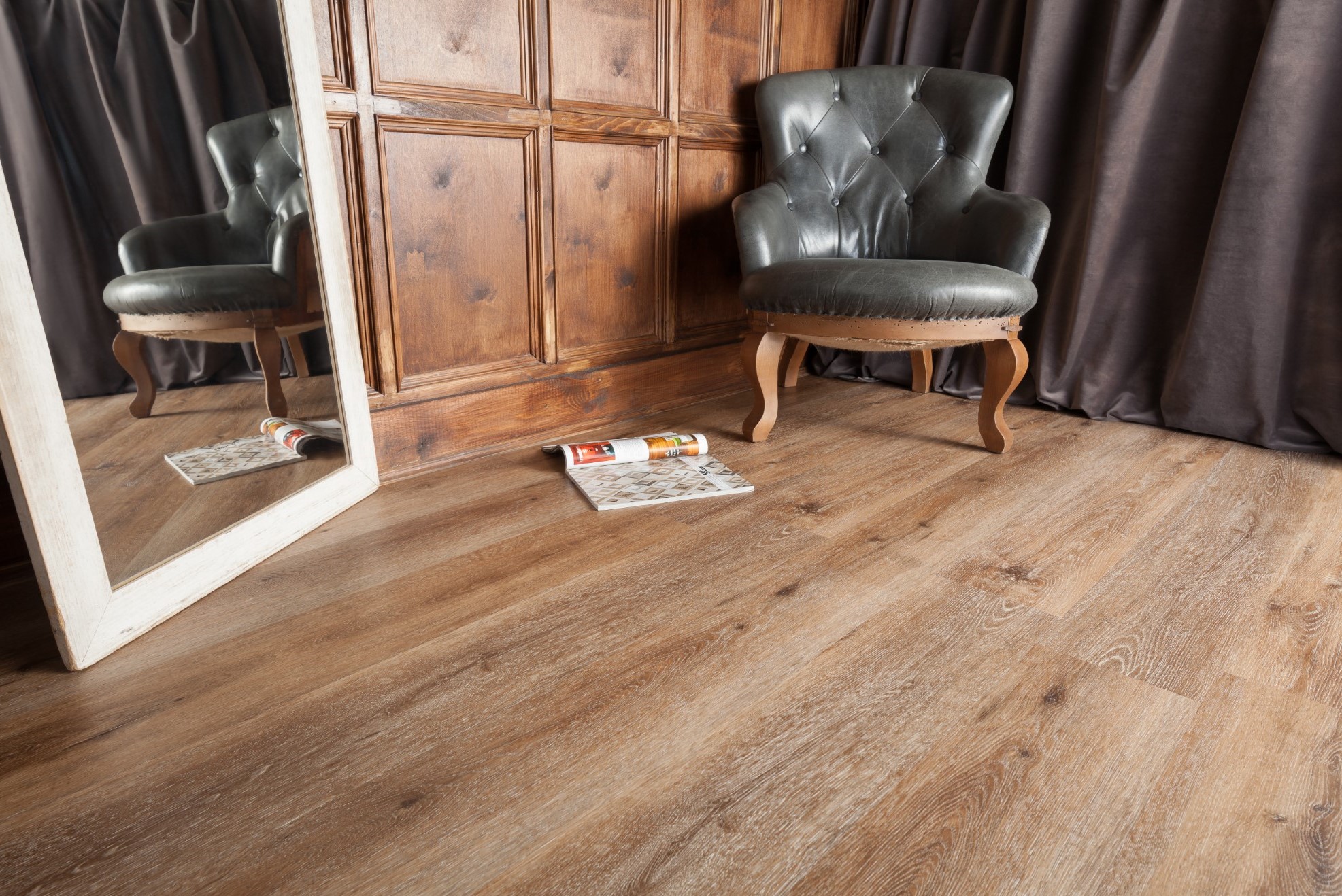 Кварцвиниловый SPC ламинат Aquafloor RealWood AF6042 1220×178×6 фото в интерьере