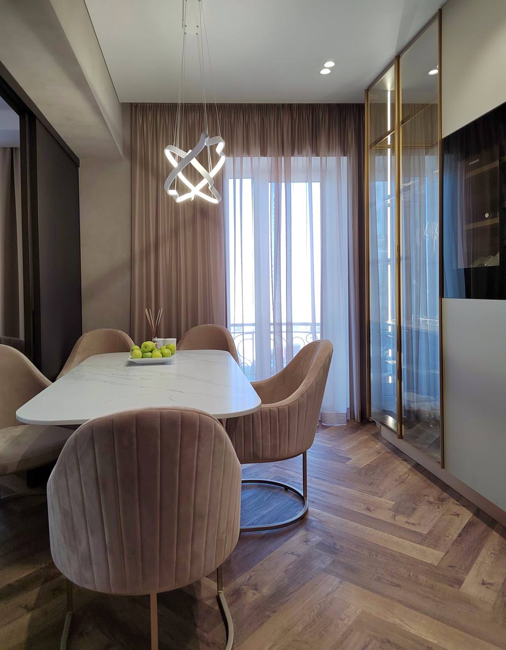 Кварцвиниловая плитка Vinilam клеевая Parquet Herringbone Glue Паркет Версальский GD11177 венгерская елка 762×152,4×2,5 фото в интерьере