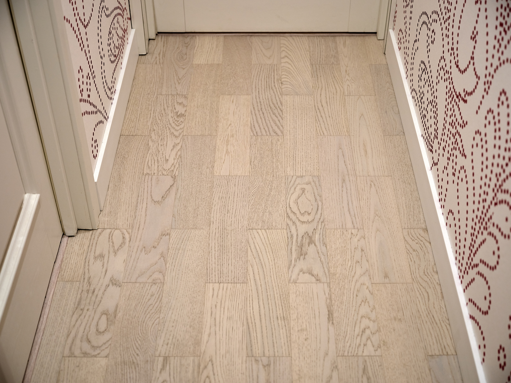 Композитная паркетная доска Quartz Parquet Штучный паркет Дуб Песочный 44-408 венгерская елка 400×100×5 фото в интерьере Композитная паркетная доска Quartz Parquet Штучный паркет Дуб Песочный 44-408 венгерская елка 400×100×5 фото в интерьере