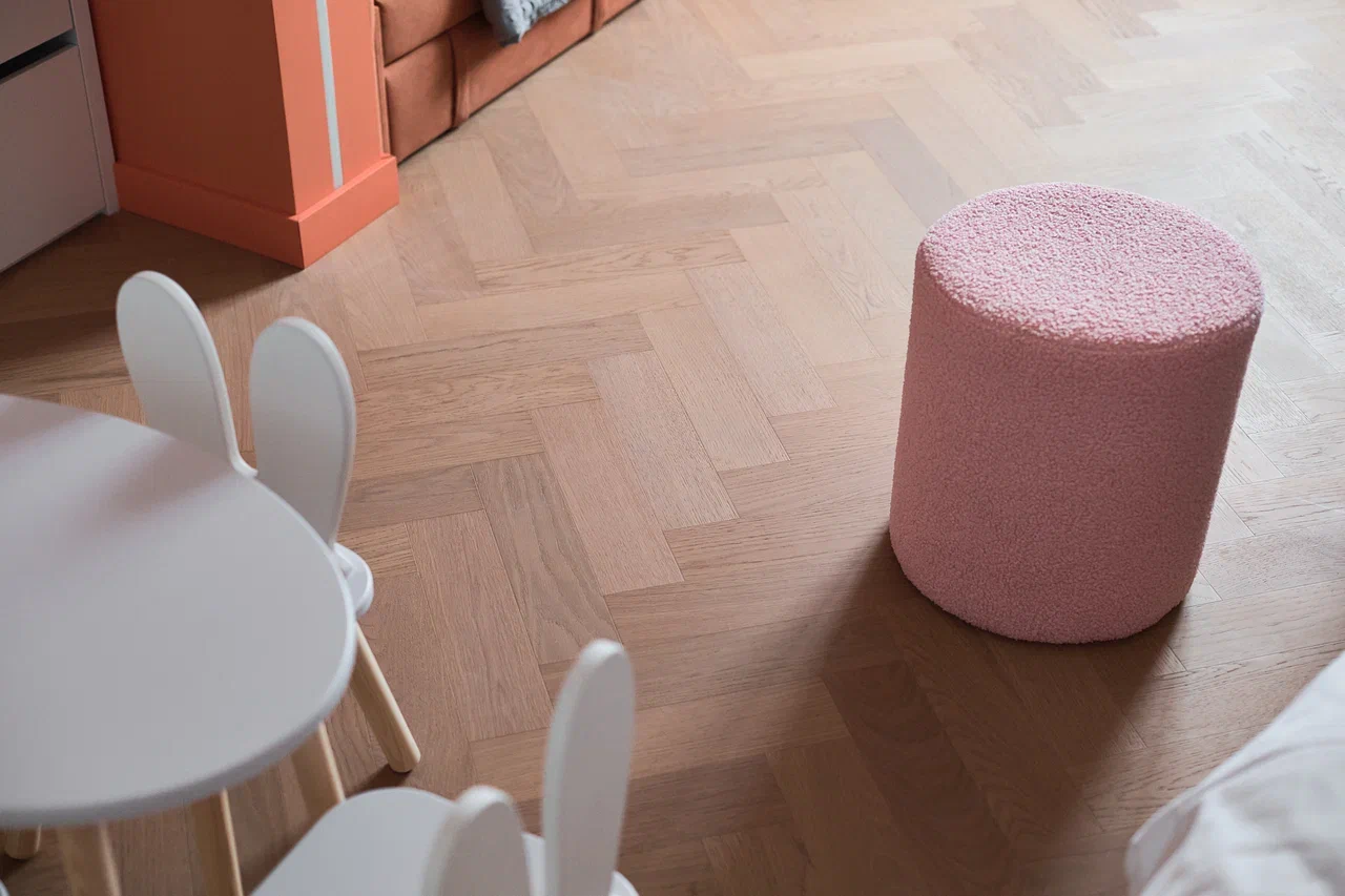 Композитная паркетная доска Quartz Parquet Штучный паркет Дуб Бисквитный 44-1258-07 венгерская елка 400×100×5 фото в интерьере Композитная паркетная доска Quartz Parquet Штучный паркет Дуб Бисквитный 44-1258-07 венгерская елка 400×100×5 фото в интерьере