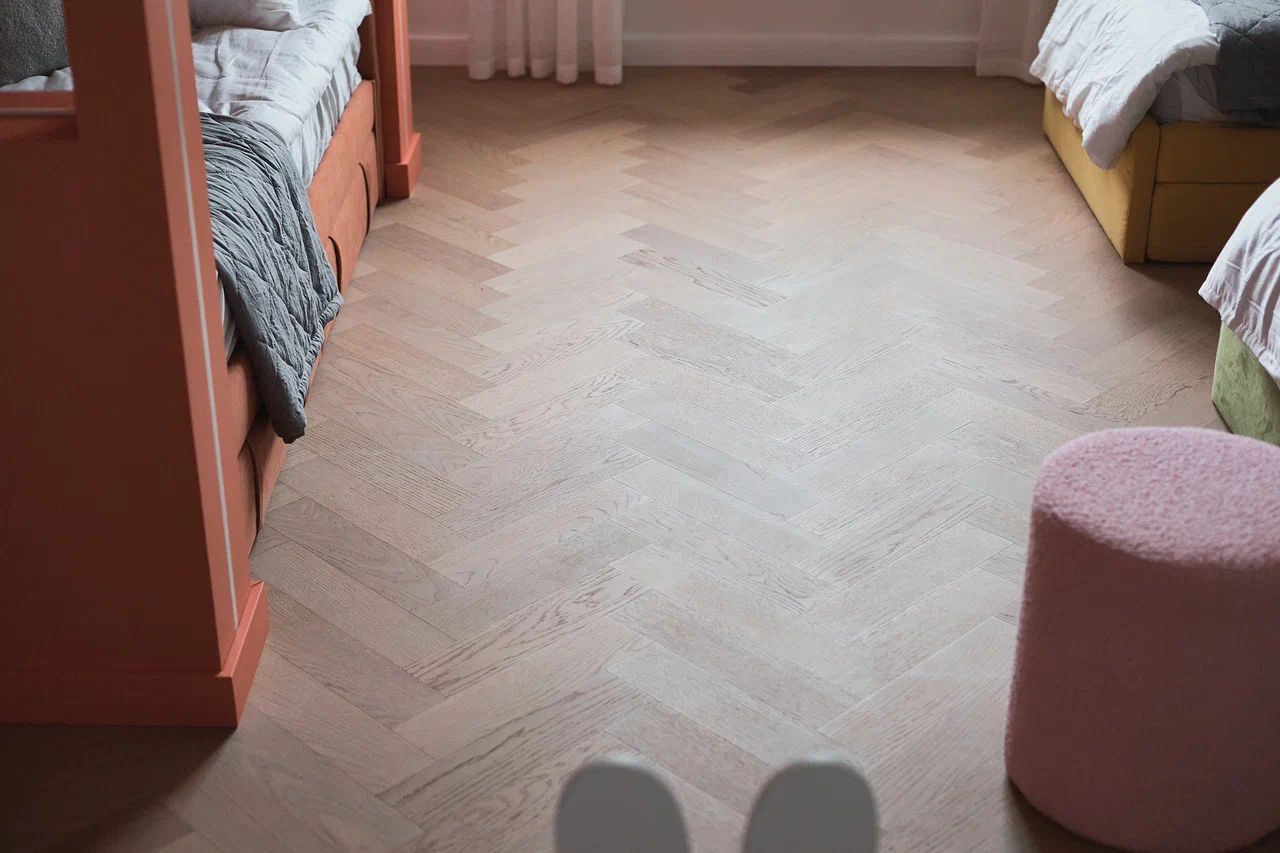 Композитная паркетная доска Quartz Parquet Штучный паркет Дуб Бисквитный 44-1258-07 венгерская елка 400×100×5 фото в интерьере Композитная паркетная доска Quartz Parquet Штучный паркет Дуб Бисквитный 44-1258-07 венгерская елка 400×100×5 фото в интерьере